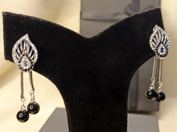 Elegant Dual-Tone Leaf & Pearl Dangle Earrings - Image 4